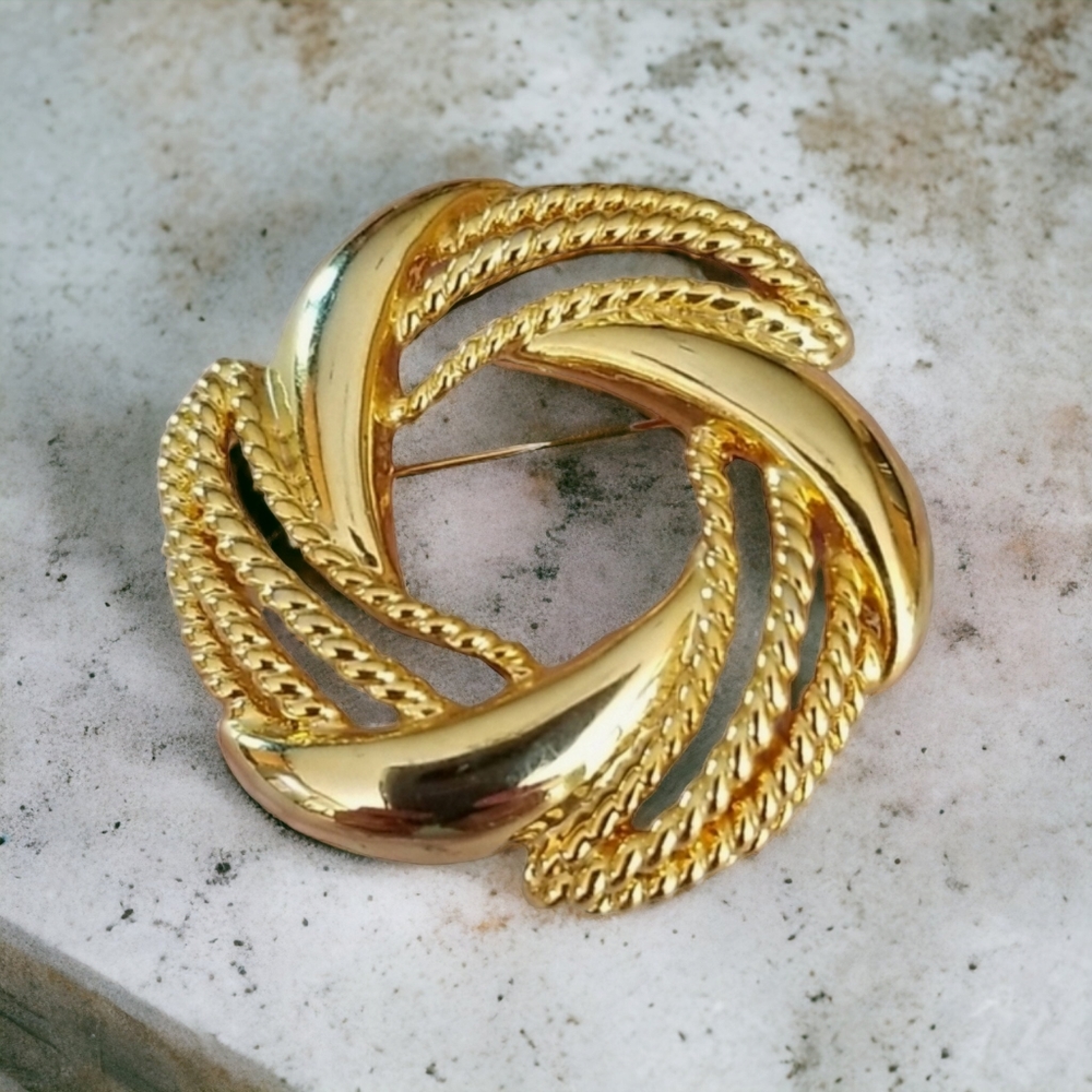 Vintage Mid Century Goldtone Rope Design Wreath Brooch Pin - Picture 2 of 15